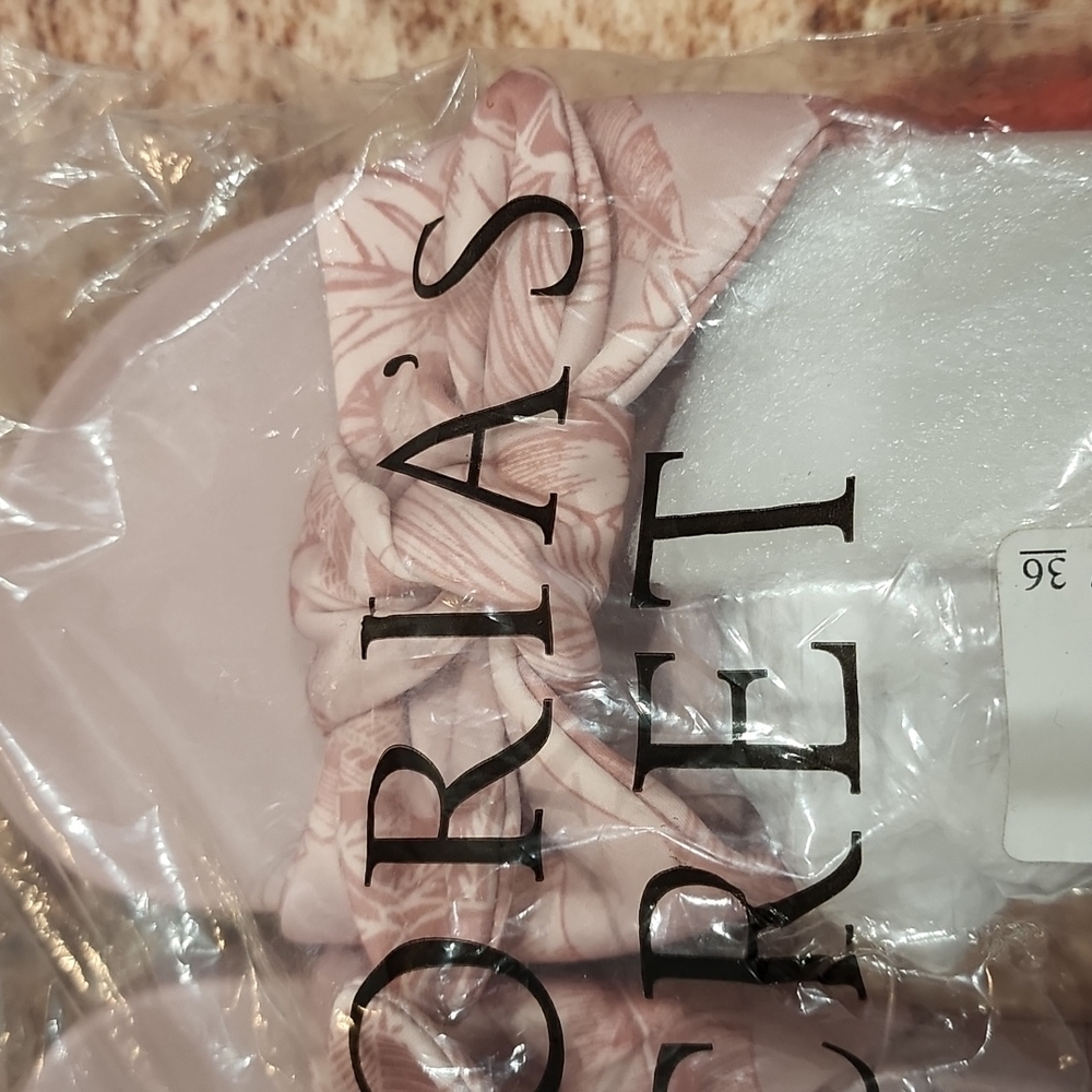 NWT Victoria Secrets sandals - Picture 2 of 6